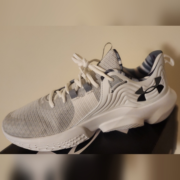 BNIB Under Armour Flow Futr X 2 Team Unisex Basketball Shoe size 10 men's & 11.5 - Picture 3 of 4